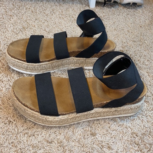 Black strappy platforms - Picture 4 of 4